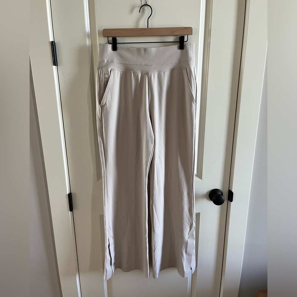 Athleta Venice pant. Abalone grey color. Size medium.
